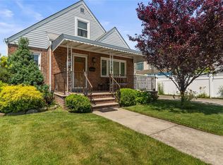 16659 21st Ave, Whitestone, NY 11357