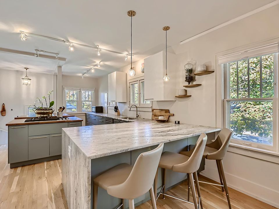 This huge granite peninsula is perfect for food prep, seating the family or just working!!