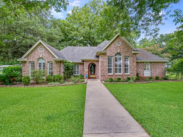 501 Bishop St, Smithville, TX 78957