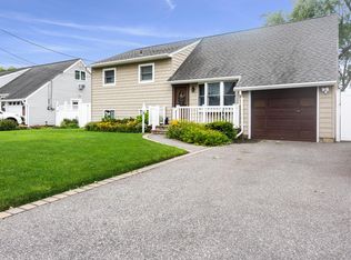 1012 N Queens Ave, Lindenhurst, NY 11757