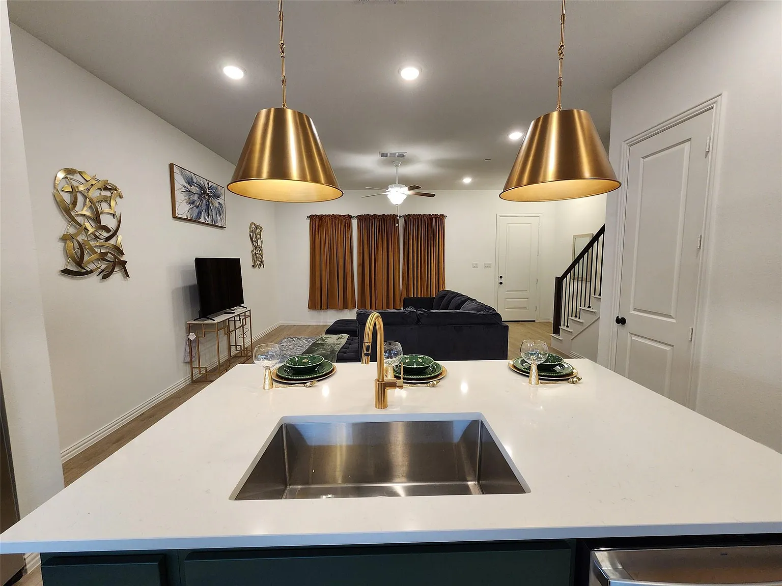 3 bed, 1697 sqft, $2,790 — Photo 2