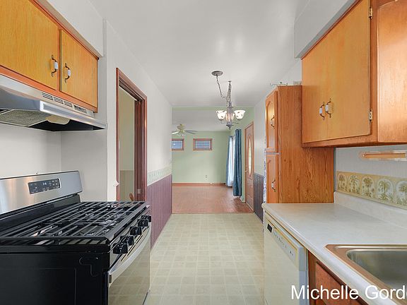 3rd image of 4141 Hillsdale Ave NE