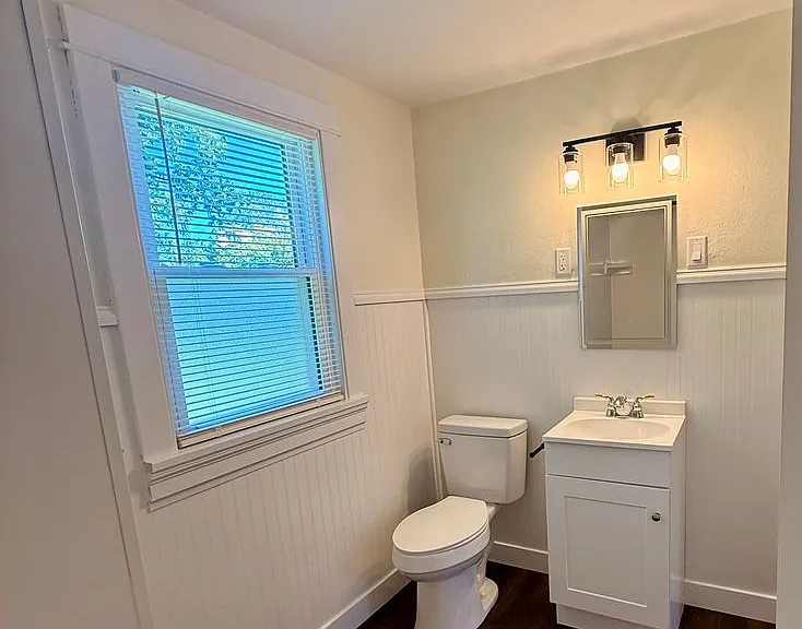 1905 Laird Ave — Photo 5