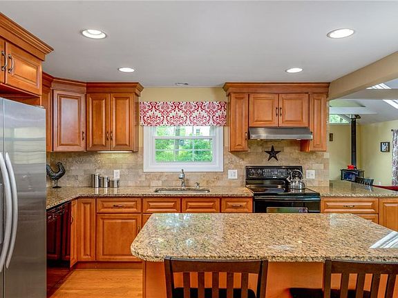 4th image of 60 Tingley Dr