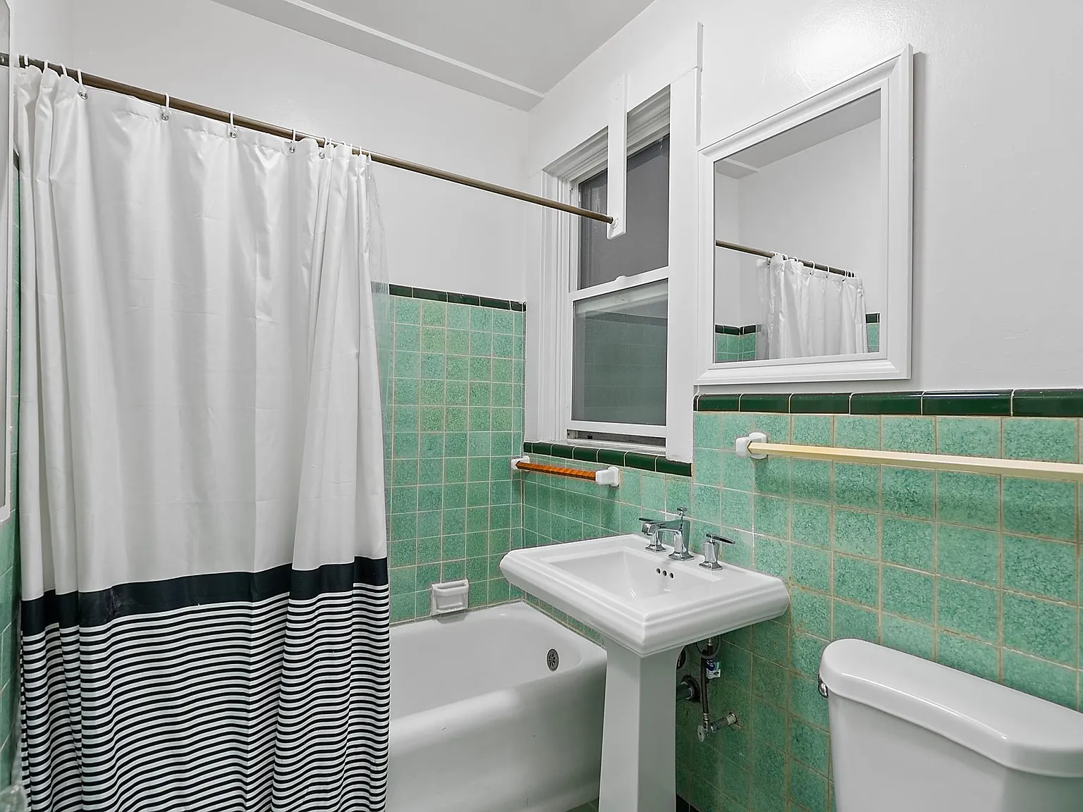1526 Filbert St — Photo 4