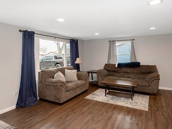 4th image of 2111 Woodview Dr