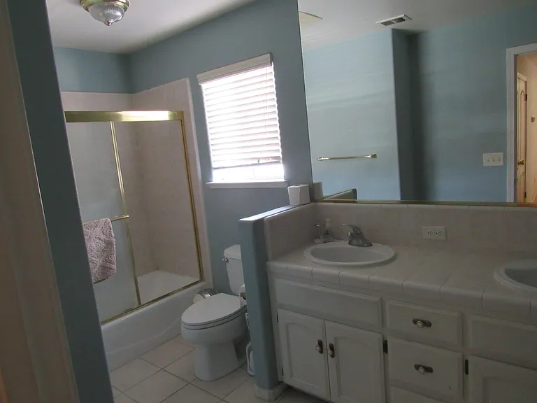 1940 Lawrence Ave — Photo 13