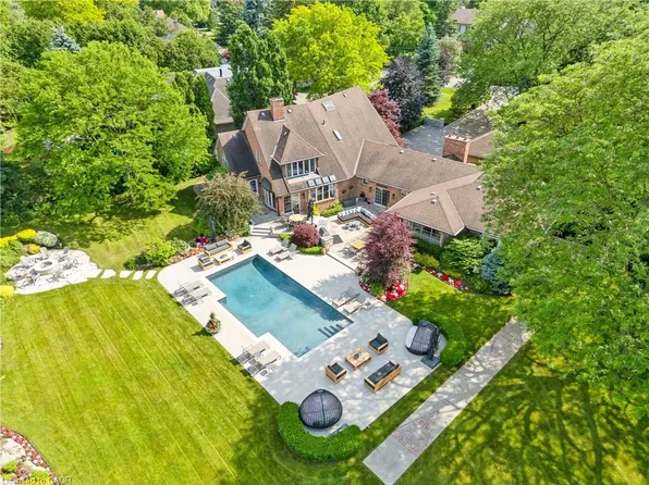 19 Lorraine Gdns, Toronto, ON M9B 4Z5