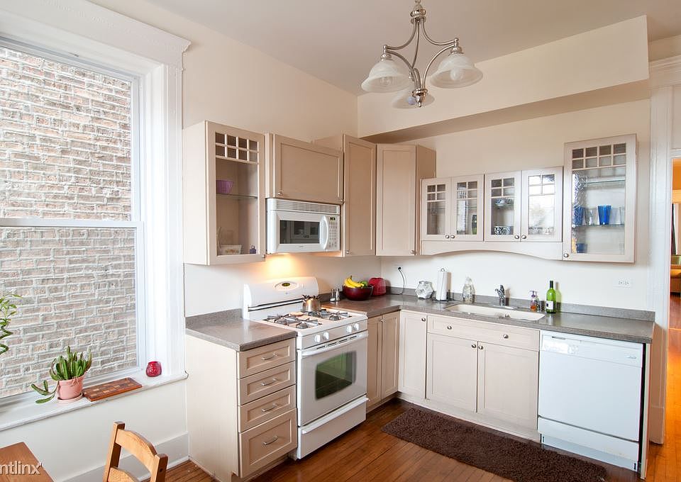 1039 damen unit 2 kitchen