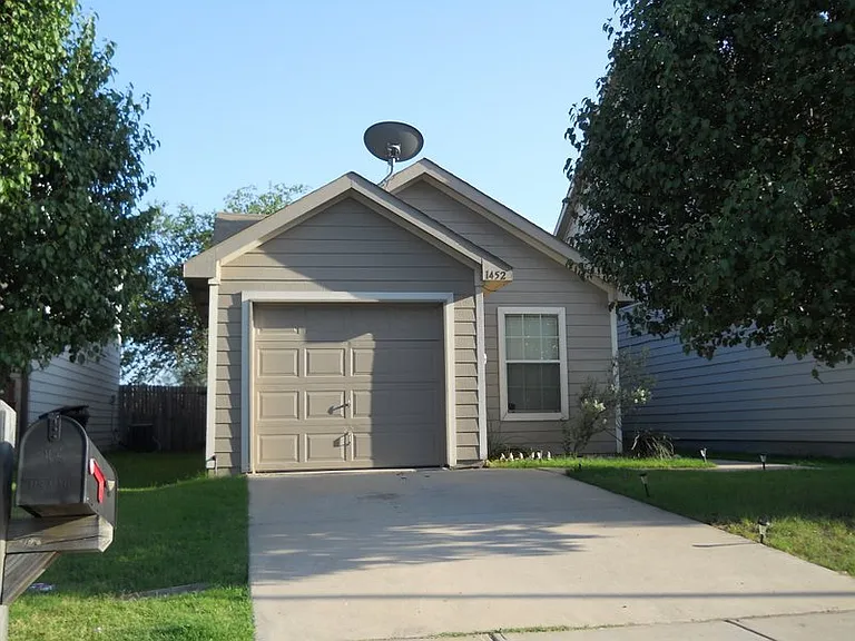 1452 Pine Ln — Photo 1