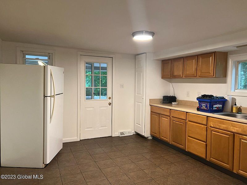 5th image of 31 Hunt Avenue