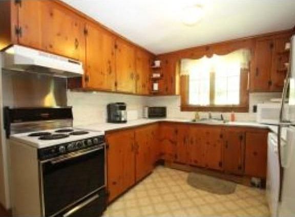 3rd image of 4 Birchwood Dr