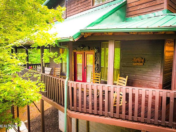 2nd image of 2202 Applewood Rd