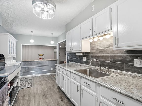 3rd image of 3259 Angela Dr