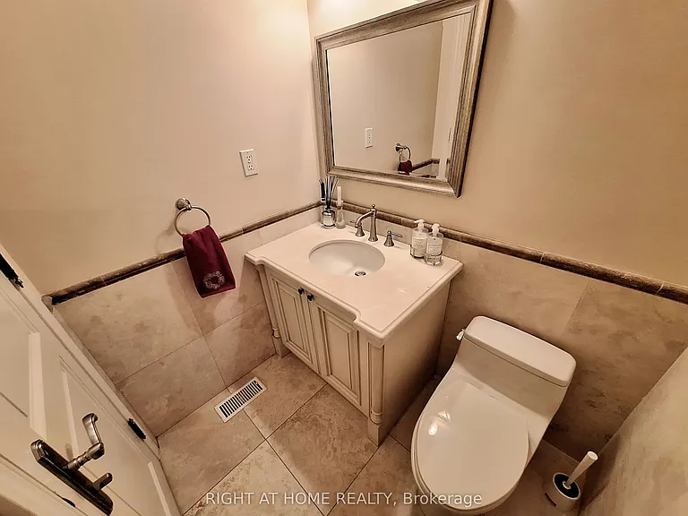 378 Douglas Ave — Photo 10