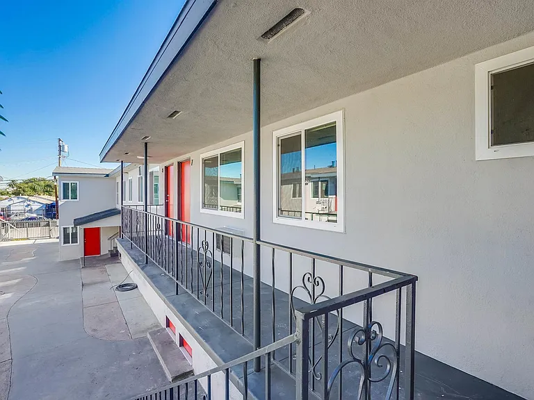 900 Alamitos Ave — Photo 42