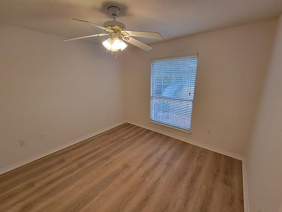 4th image of 2405 Hemlock Dr