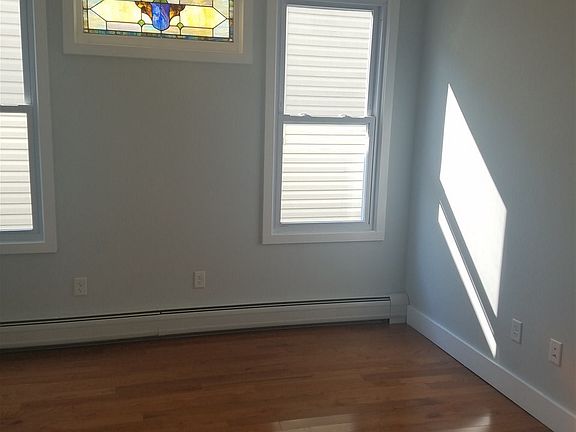 5th image of 240 Boyd Ave