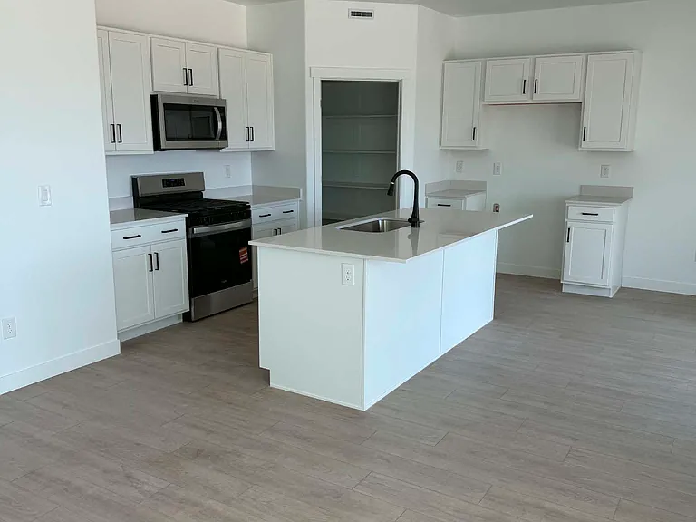 614 E Levengrove Dr — Photo 2