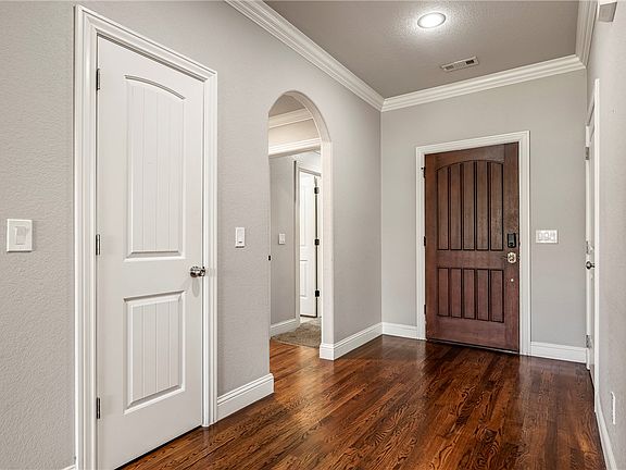 3rd image of 1109 W Cunningham Ave