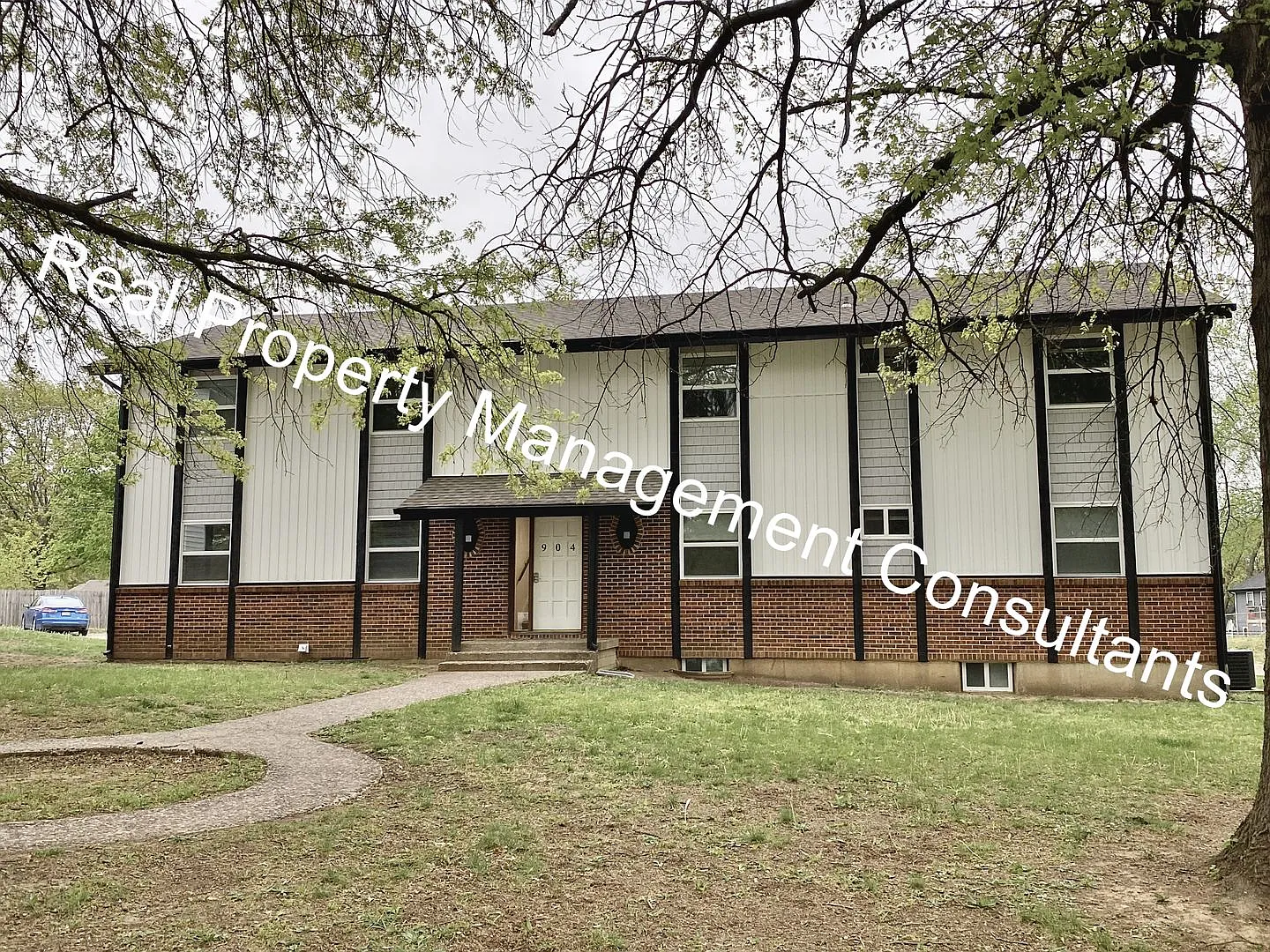 904 Twin Oaks Ter — Photo 1