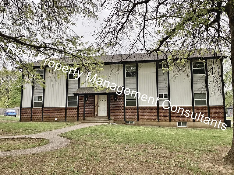 904 Twin Oaks Ter — Photo 1