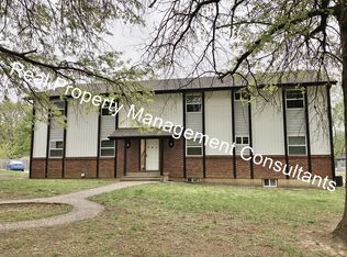 904 Twin Oaks Ter, Harrisonville, MO 64701