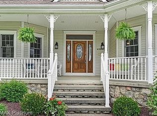 431 Fox Run Ct, Milford, MI 48381