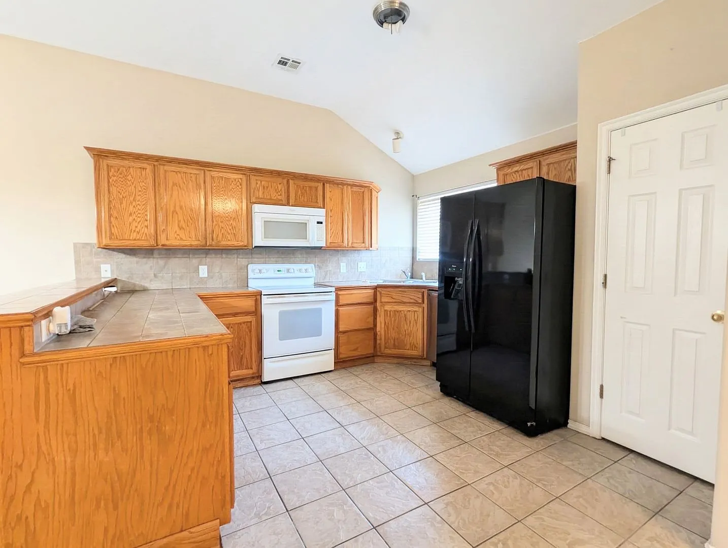 Spacious 3-Bedroom Norman Home with Bonus Room, Fireplace & Fenced Backyard — Photo 4