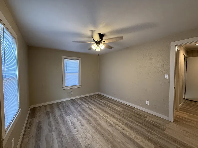 937 Vine St — Photo 6
