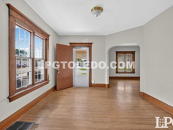 4th image of 3318 Stickney Ave
