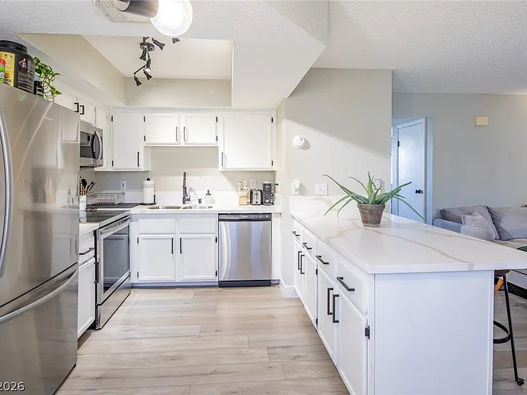 1212 Observation Dr #201 — Photo 5