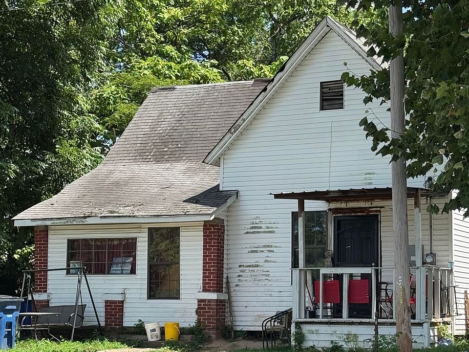 1st image of 920 E Washington Ave