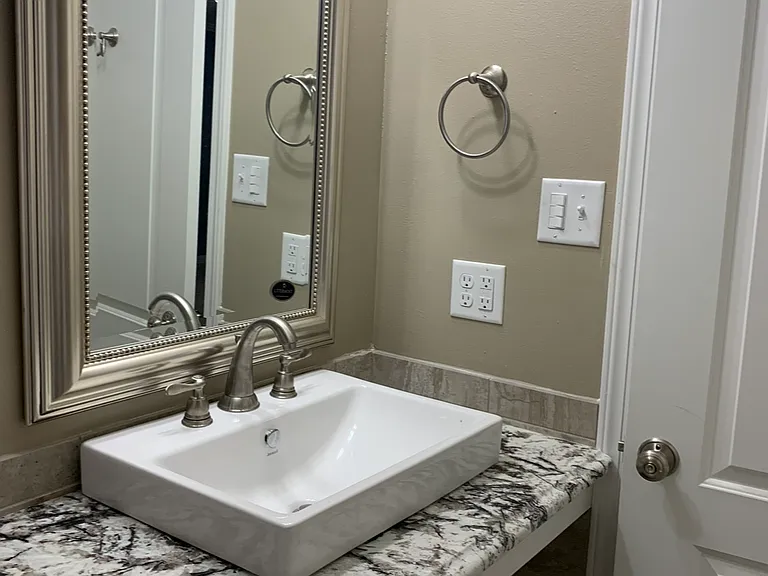 1810 Lexington St — Photo 9