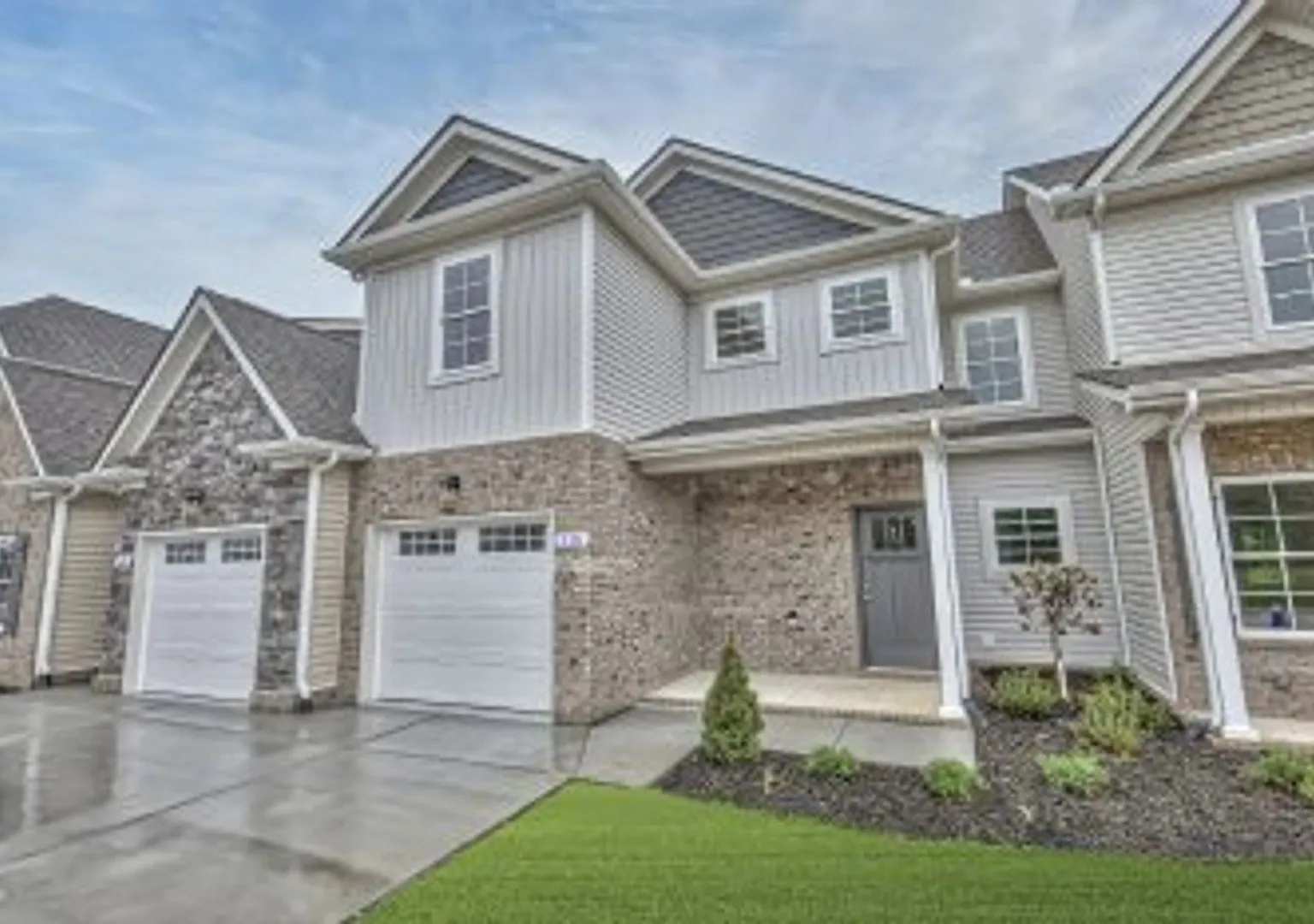 Beautiful Like New 3 Bed 2.5 Bath Townhome In Manchester! — Photo 1