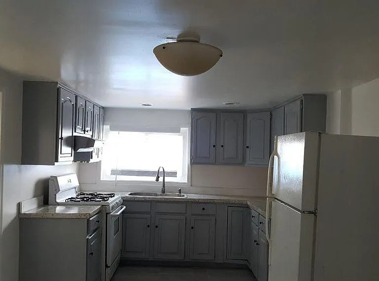 2542 Cedar St — Photo 18