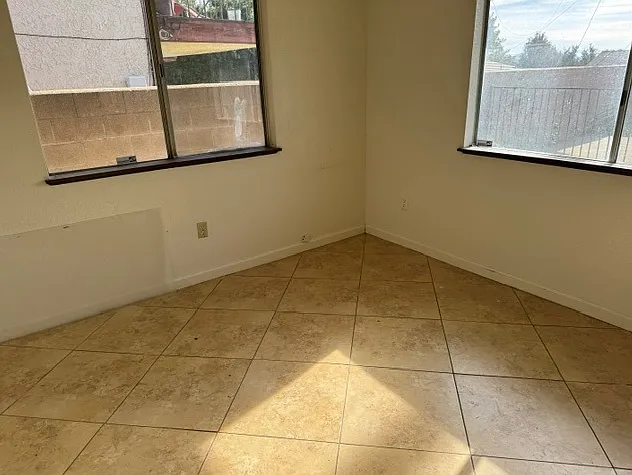 715 W Dover Dr — Photo 4