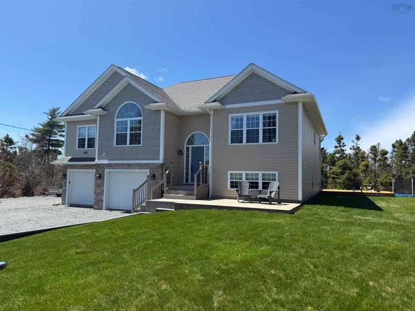 490 Celebration Dr, Fall River, NS B2T 0K4