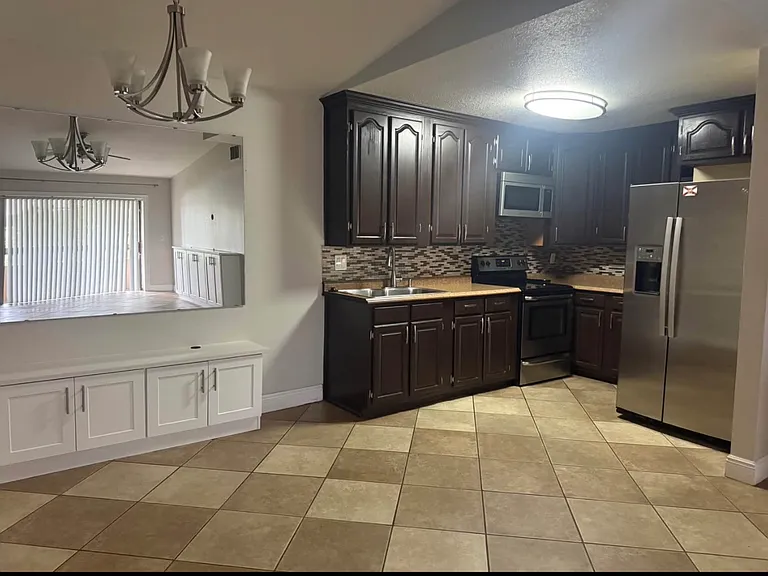 5075 Vineland Rd #201 — Photo 1