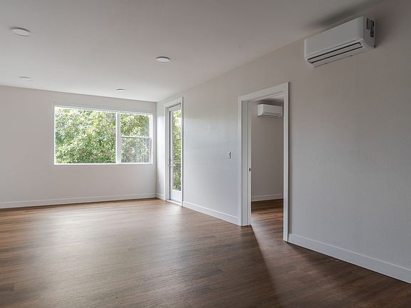 5th image of 1559 N Santa Fe Ave #403