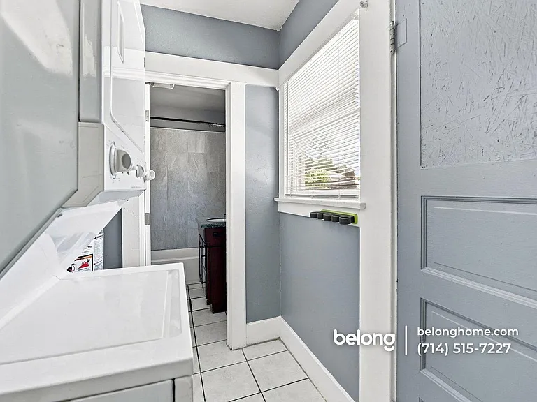 516 S Van Ness Ave — Photo 2