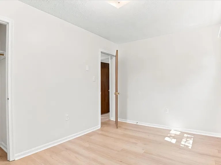 102 Linwood Ct — Photo 59