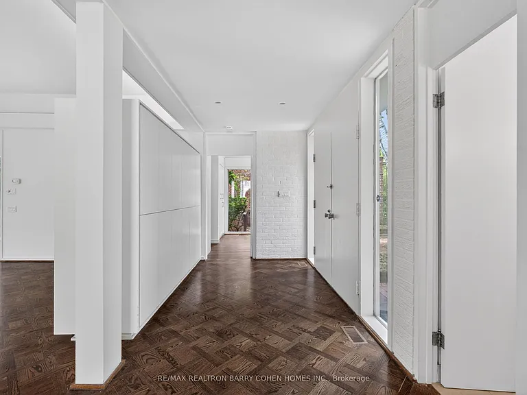 21 Tudor Gate — Photo 4