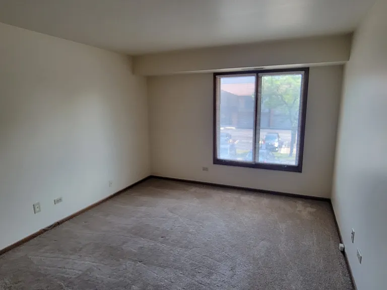 805 Oakton St — Photo 12