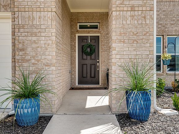 4th image of 660 Cari Ln