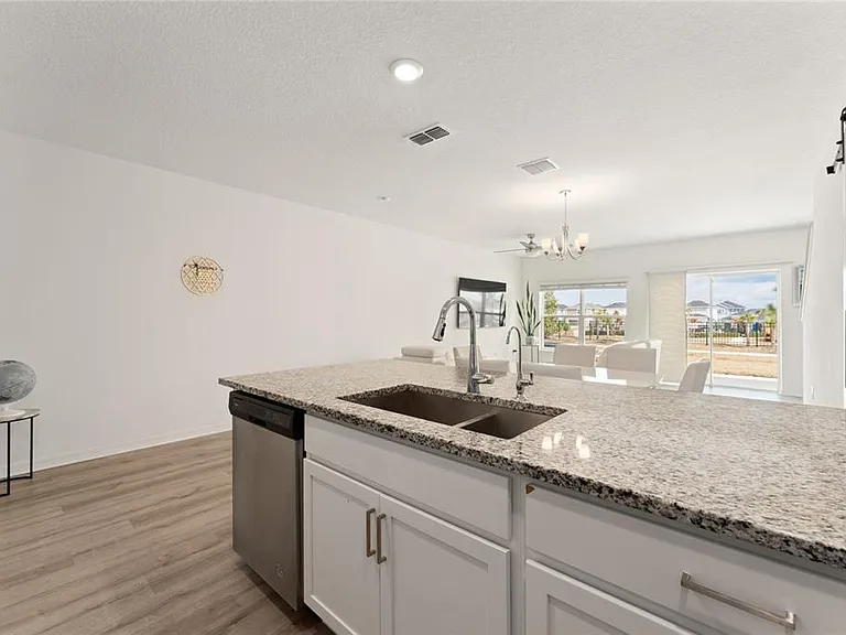 697 Stoney Point Cir — Photo 7