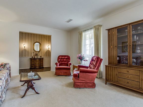 5th image of 653 Parkwood Cir