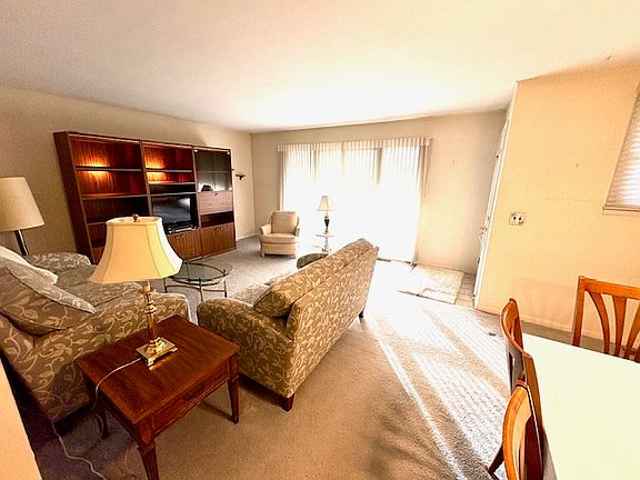 Living room furnished or can be removed.