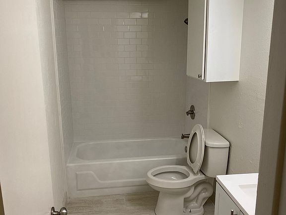4th image of 2211 S Vernon Ave #218