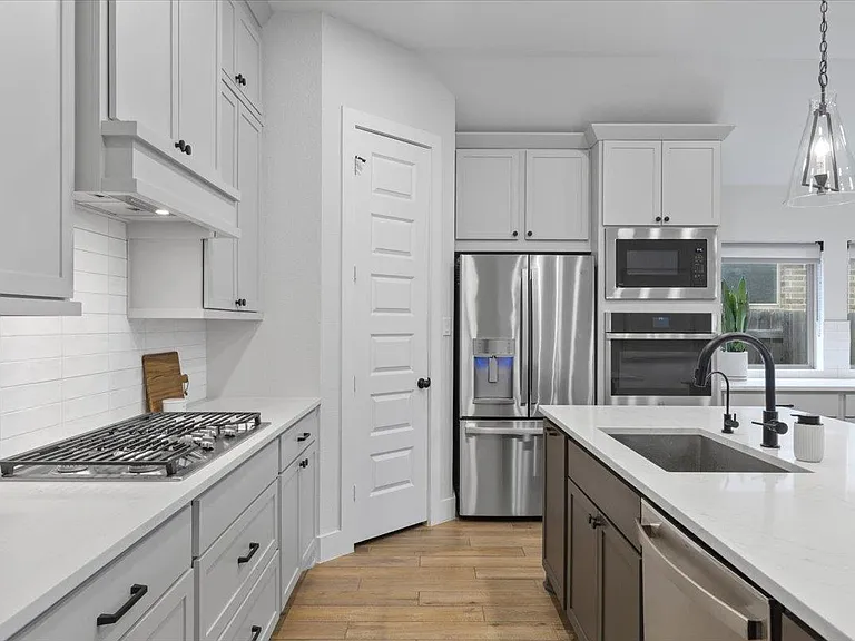557 Jefferson Dr — Photo 5